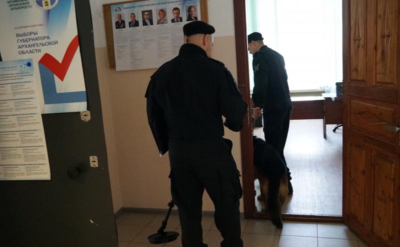 Сотрудники ОМОН Управления Росгвардии по Архангельской области обследовали избирательные участки