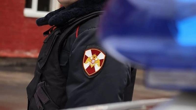В городе Мирном Архангельской области наряд Росгвардии задержал любителя выпить на халяву