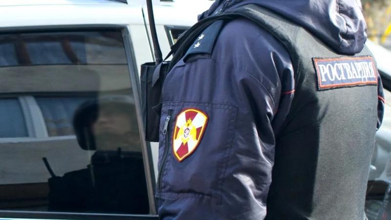 В Коряжме автопатруль Росгвардии задержал подозреваемого в совершении преступления, скрывающегося от следствия