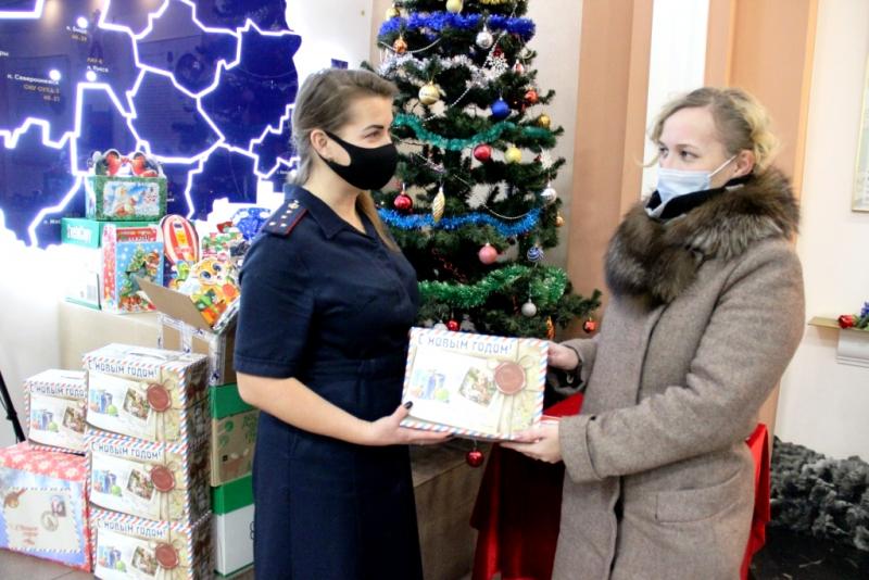 Сотрудники УФСИН Поморья собрали подарки для детей к Новому году