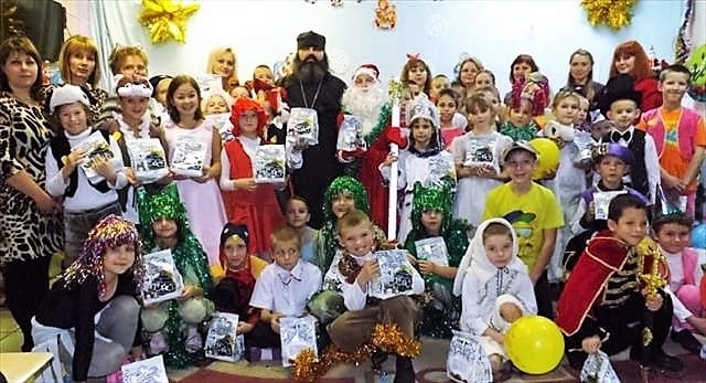 Детям - рождественские сладости!