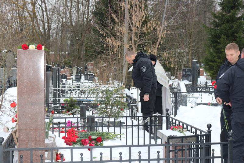 ОФИЦЕРЫ СОБР «СТОЛИЦА» ПОЧТИЛИ ПАМЯТЬ ПОГИБШИХ СОСЛУЖИВЦЕВ