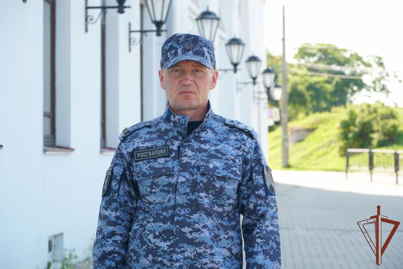 РОСГВАРДЕЕЦ РЕАНИМИРОВАЛ ЗАХЛЕБНУВШЕГОСЯ РЕБЁНКА В АРХАНГЕЛЬСКЕ