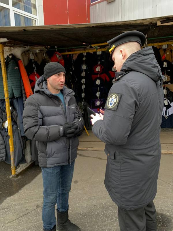 На центральном рынке г. Архангельска военные следователи искали уклонистов от воинского учета