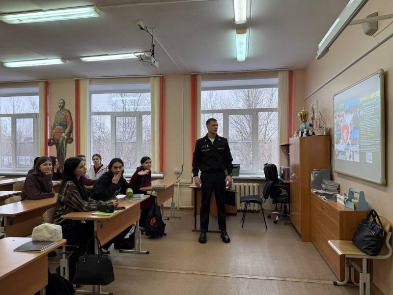 Военные следователи гарнизона Северодвинск рассказали старшеклассникам о карьере в следственных органах